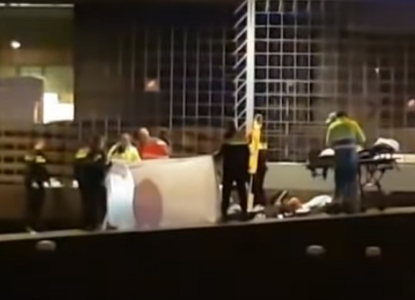 Policisté vyšetřují místo činu.