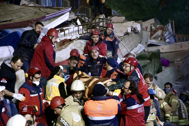 V troskách budovy v Istanbulu objevili záchranáři další mrtvé tělo. V troskách budovy v Istanbulu objevili záchranáři další mrtvé tělo.