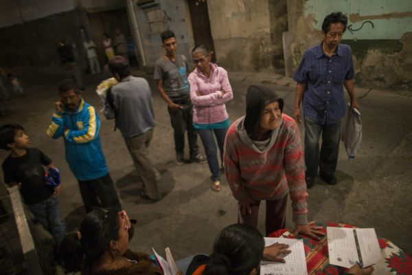 Venezuelané čekající na dodávky jídla.