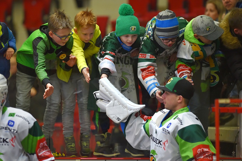 Dotace nebudou! Proč? Děti necvičí, kluby je nemají kde brát. Dotace nebudou! Proč? Děti necvičí, kluby je nemají kde brát.