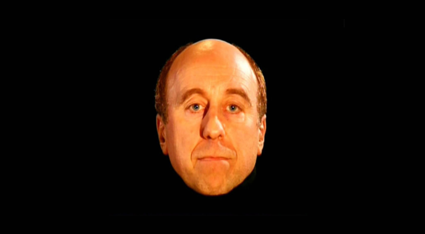 Norman Lovett ztvárnil v kultovním seriálu Červený trpaslík postavu Hollyho.