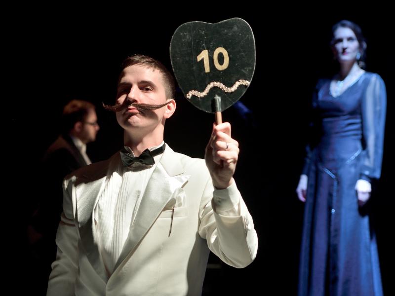 Jiří Siuda (Tenor), v pozadí Michal Bárta (klavírní doprovod) a Anna Nitrová (Alt).