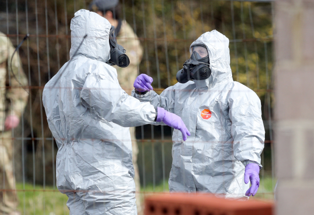 Speciální tým vyšetřující na místě činu, kde byl otráven Skripal.