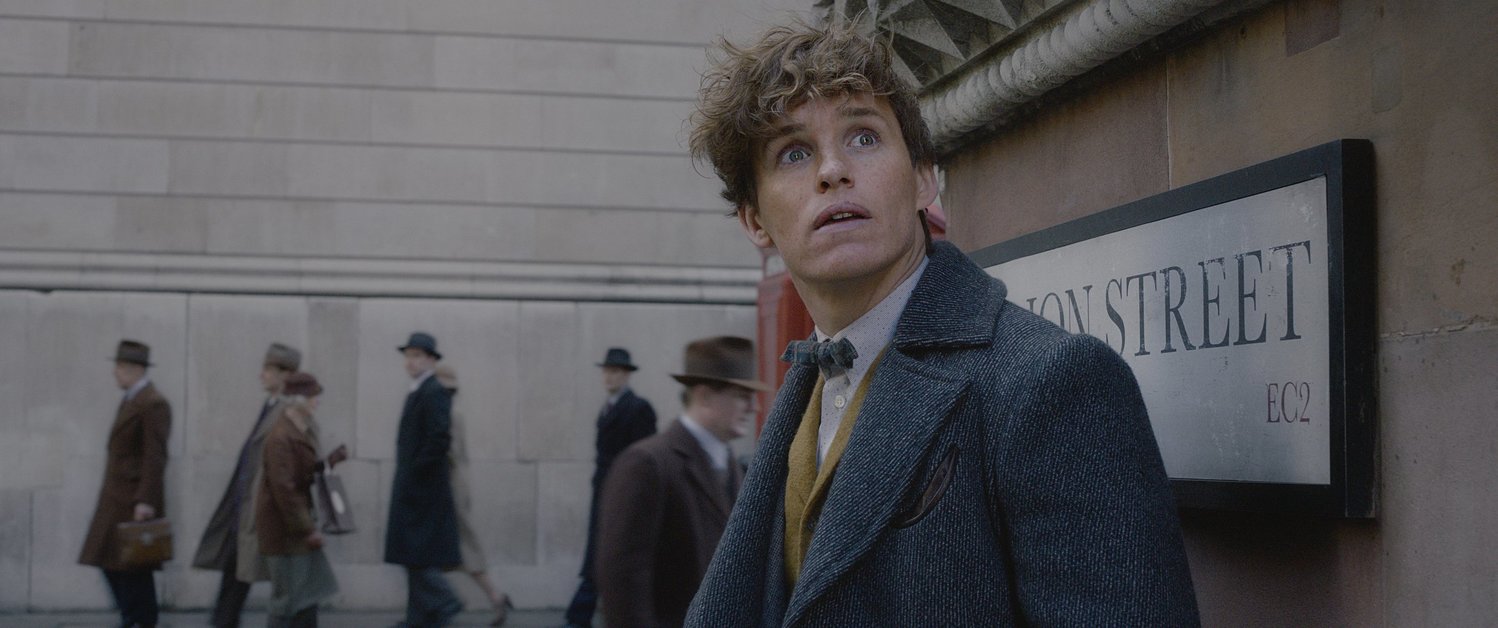 Hlavní postava Fantastických zvířat Mlok Scamander (Eddie Redmayne).