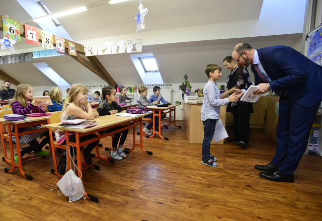 Plaga se domnívá, že by děti ve vzdělávacím systému měly zůstat co nejdéle. Plaga se domnívá, že by děti ve vzdělávacím systému měly zůstat co nejdéle.