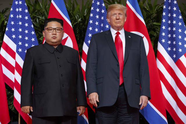 Americký prezident Donald Trump (vpravo) a severokorejský vůdce Kim Čong-un při prvním setkání v Singapuru.