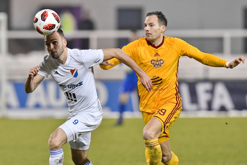 Střelec prvního jarního gólu Jakub Podaný v hlavičkovém souboji s Lukášem Pazderou.