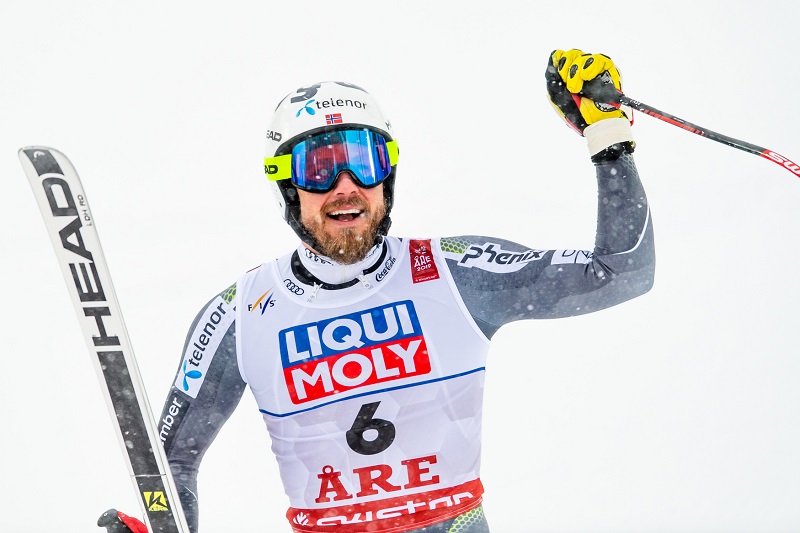 Kjetil Jansrud porazil o pouhé dvě setiny sekundy Aksela Lunda Svindala.