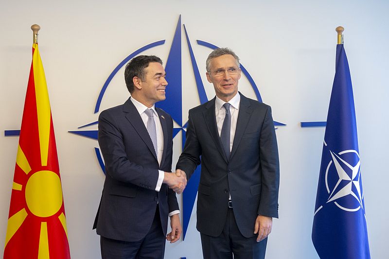 Makedonský ministr zahraničí Nikola Dimitrov (vlevo) společně s generálním tajemníkem Severoatlantické aliance (NATO) Jensem Stoltenbergem.