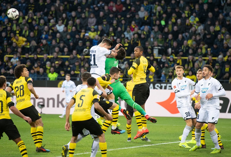 Obránce Pavel Kadeřábek přispěl v dnešním 21. kole německé fotbalové ligy jedním gólem k remíze Hoffenheimu 3:3 na hřišti vedoucího celku tabulky Dortmundu.