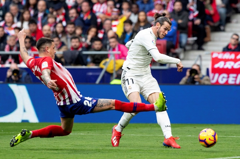 Madridské derby ve španělské lize zvládli fotbalisté Realu a po dnešní výhře 3:1 nad Atléticem sesadili městského rivala.