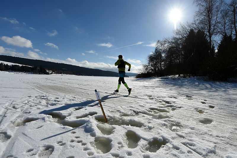 Účastník závodu Lipno Ice Maraton.