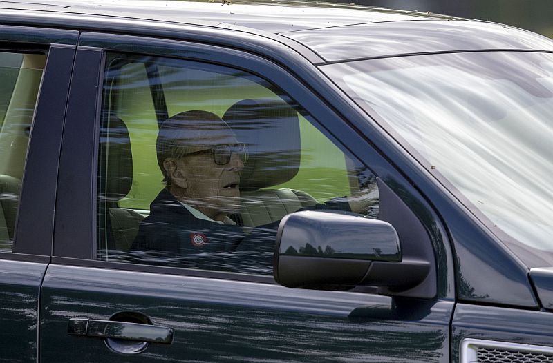 Princ Philip za volantem.