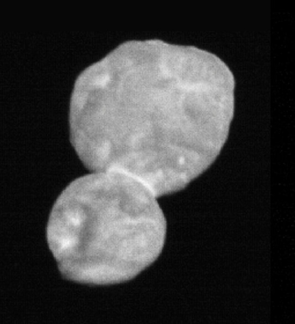 Planetka Ultima Thule nejdřív připomínala sněhuláka, její tvar je ale značně zploštělý.