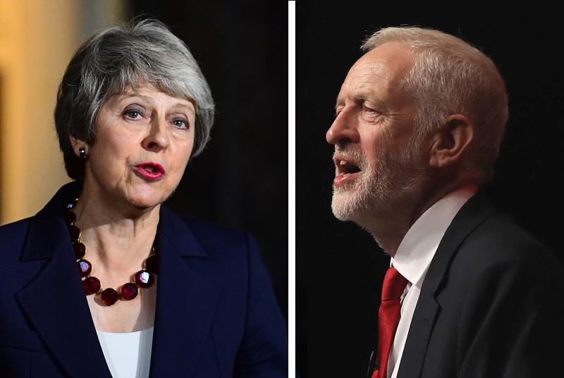 Britská premiérka Theresa Mayová a předák opozičních labouristů Jeremy Corbyn.