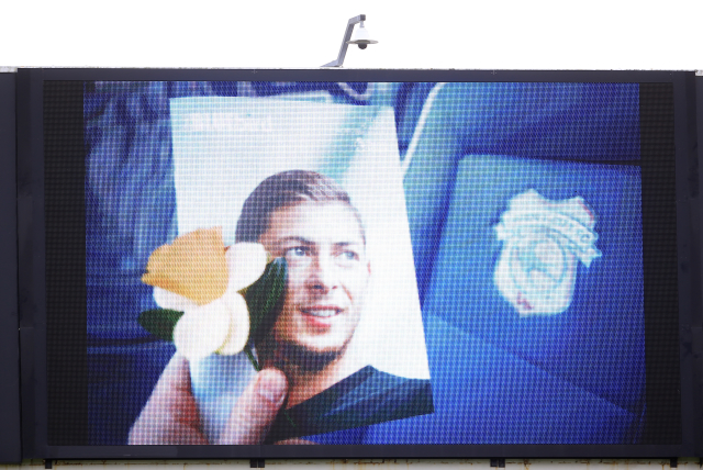 Vzpomínkové gesto na fotbalistu Emiliana Salu.