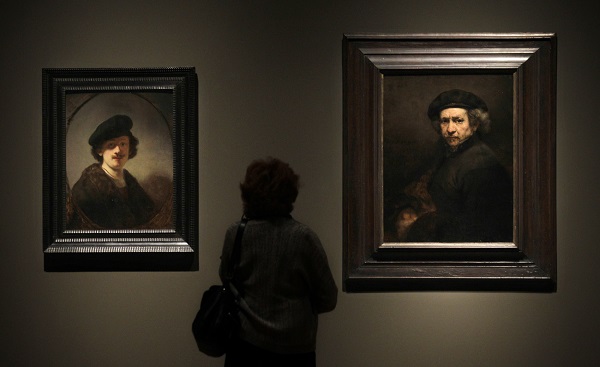 Návštěvnice clevelandské galerie pozoruje Rembrandtovy autoportréty.