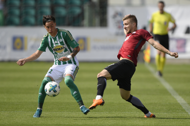Antonín Vaníček (vlevo) v souboji proti Martinovi Frýdkovi ze Sparty.
