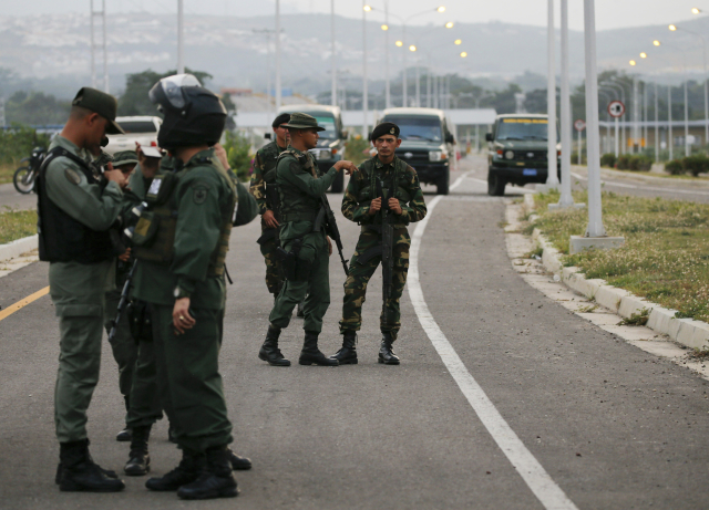 Venezuelská armáda blokující silnici na hranici Kolumbie a Venezuely.