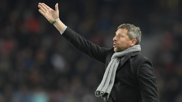 Martin Hašek při gestikulaci ke svému týmu.