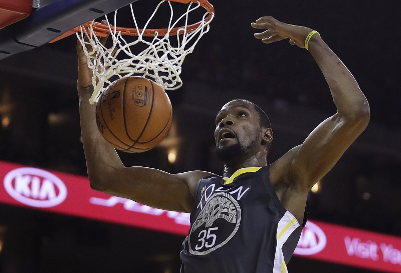 Kevin Durant smečuje do koše.