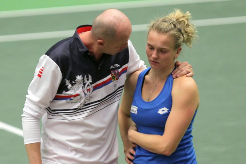 Trenér Petr Pála utěšoval po čtyřhře Kateřinu Siniakovou.