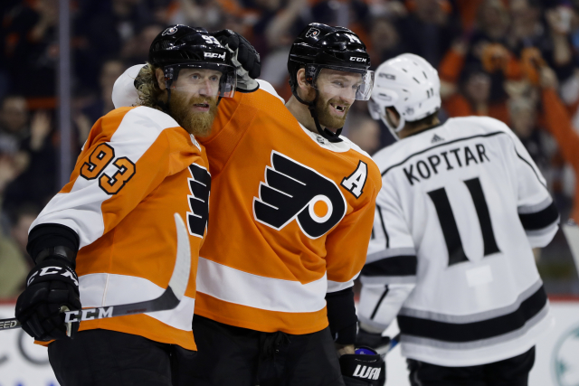 Jakub Voráček a Sean Couturier. 