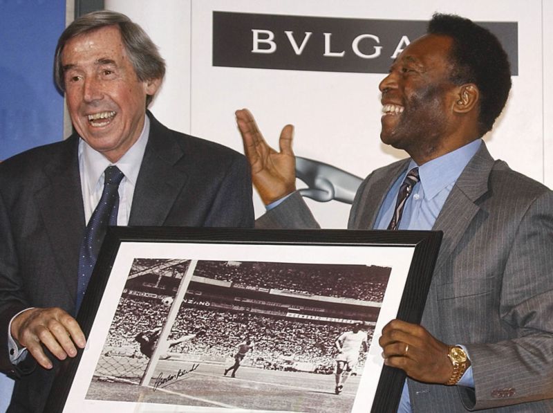 Gordon Banks (vlevo) se proslavil i výborným zákrokem proti hlavičce Pelého (vpravo).