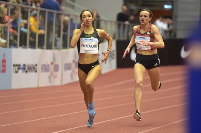 Simona Vrzalová (vpravo) dobíhá do cíle jako druhá.
