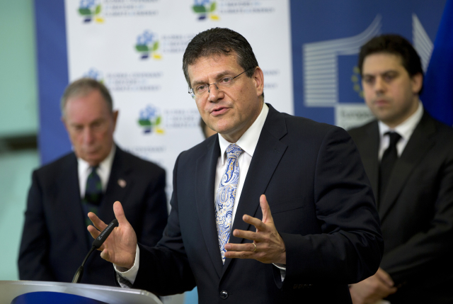 Kandidát na prezidenta Slovenska Maroš Šefčovič (uprostřed).