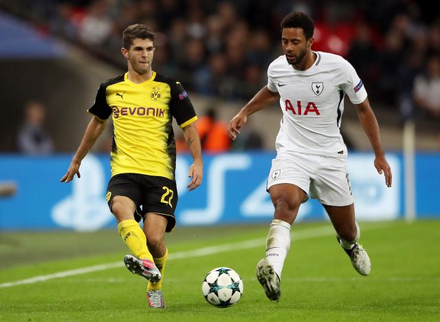 Christian Pulisic (vlevo) na obrázku s bývalým hráčem Tottenhamu Moussou Dembélém.