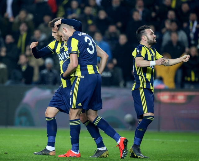 Radost hráčů Fenerbahce po vstřeleném gólu. 