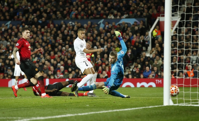 Kylian Mbappé překonává Davida De Geu v brance Manchesteru United.