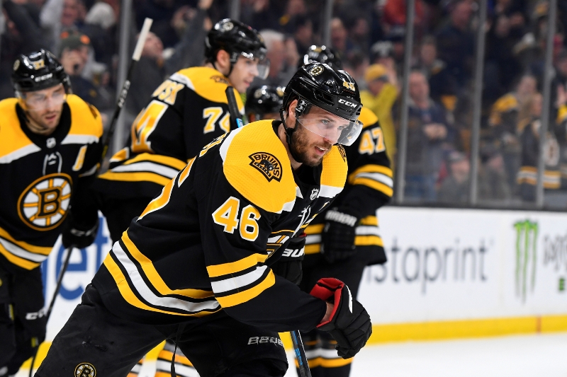 Krejčí pomohl Bostonu dvěma góly ke konečné výhře 6:3 nad Chicagem.