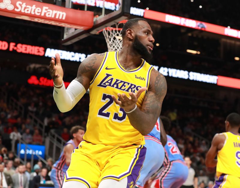 Lakers si prohrou s Atlantou komplikují cestu za play-off.