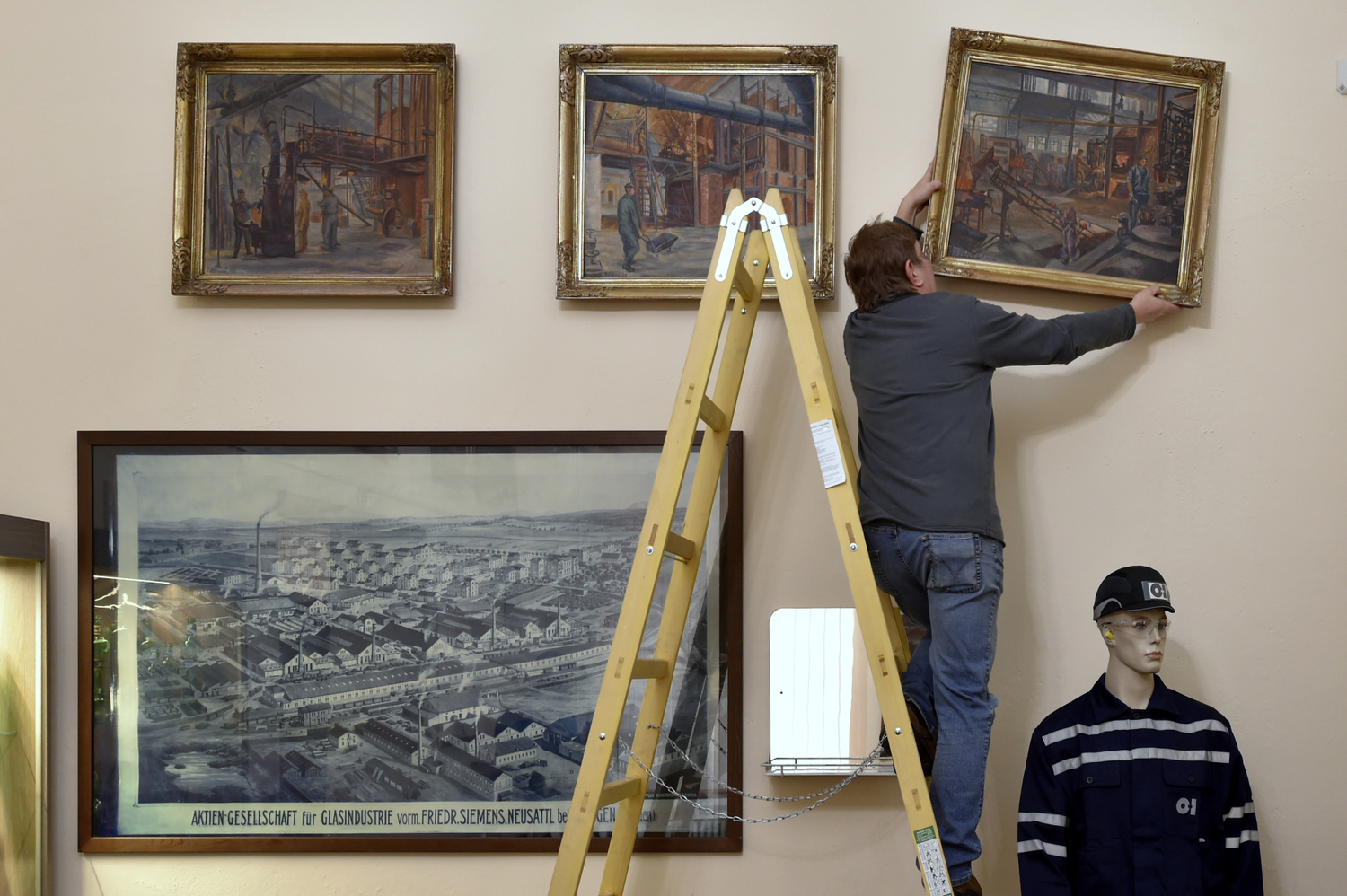Sokolovské muzeum představilo 13. února 2019 nové předměty v expozici nazvané Sklářství na Sokolovsku, které mu zapůjčila sklárna O-I v Novém Sedle. Jsou mezi nimi například obrazy Julie Bérové z 50. let (na snímku nahoře), historická veduta sklárny (vlevo dole) nebo moderní pracovní oděv skláře (vpravo dole).