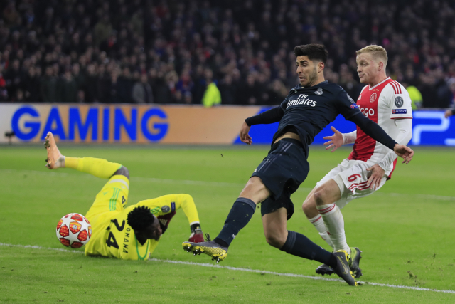 Marco Asensio překonává Onanu v brance Ajaxu.
