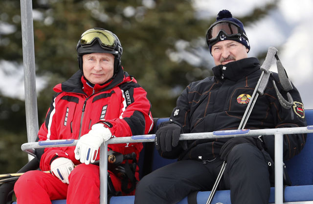 Vladimir Putin a Alexandr Lukašenko společně na lanovce.