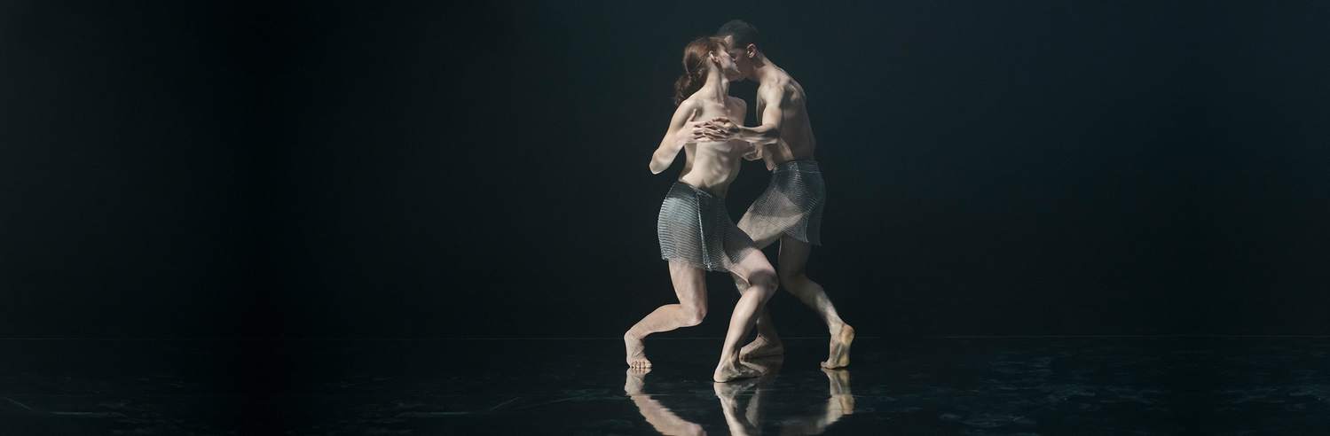Choreograf Benjamin Betrand v uhrančivém představení Rafales zkoumá stabilitu a rytmus dvou těl ve vibracích zvukových vln, napětí svalů i tření kůže o kůži.