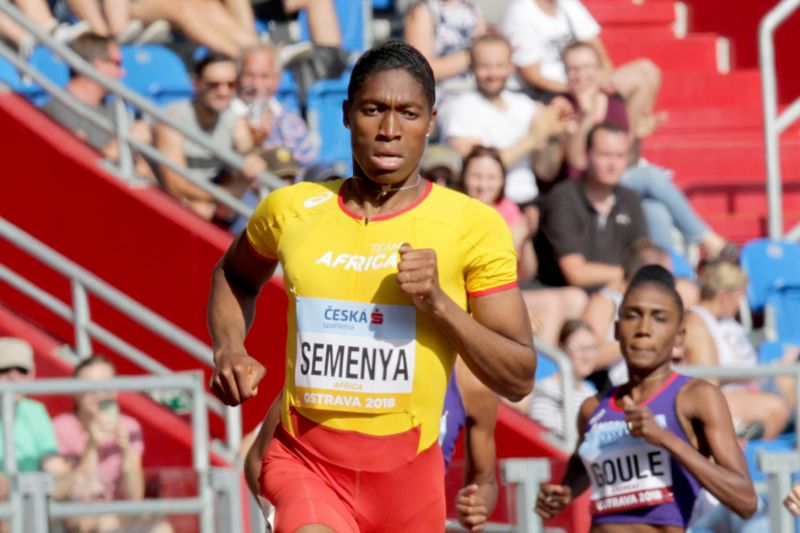 Případ Caster Semenyaové hýbe atletickým světem dlouhodobě. 
