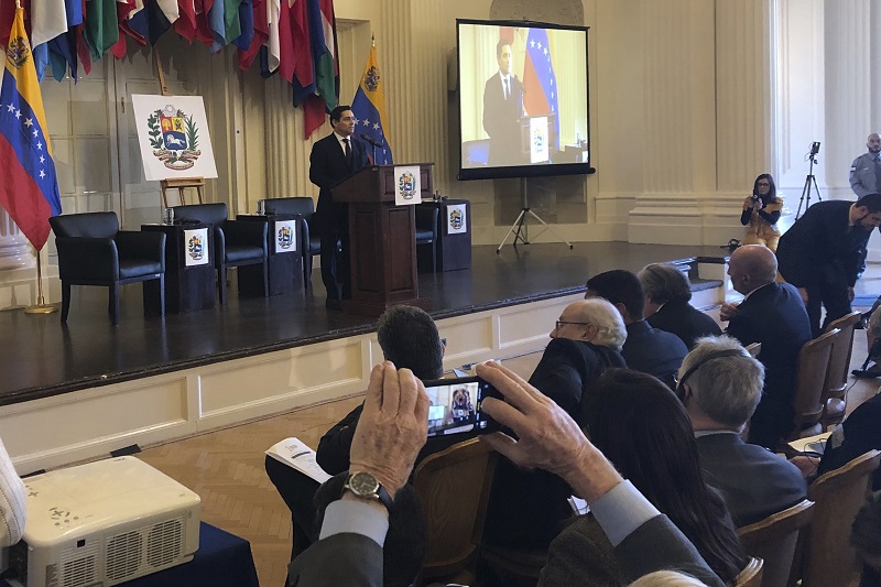 Účastníci mezinárodní konference slíbili Venezuele pomoc.
