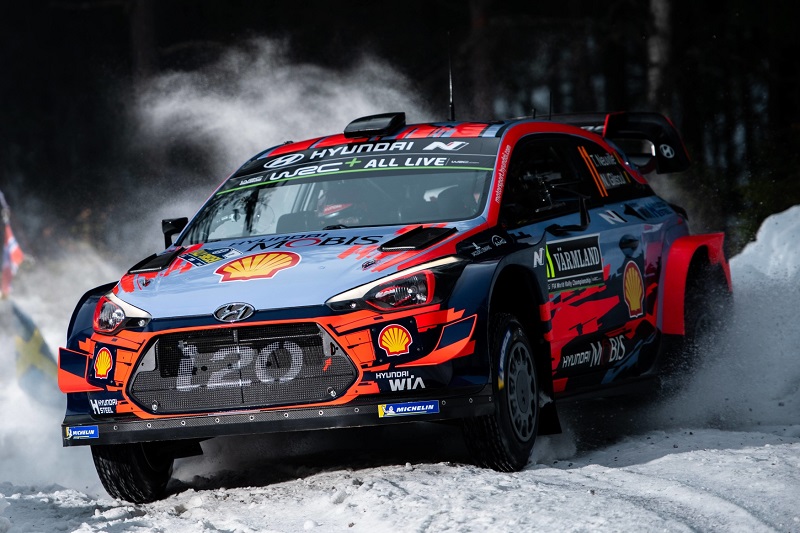 Úvod Švédské rallye zvládl nejrychleji Neuville.