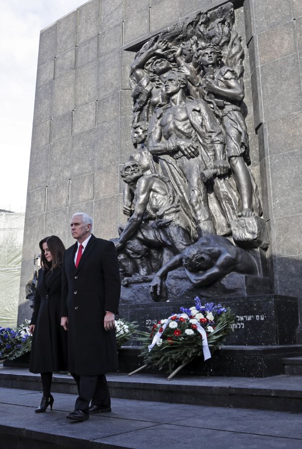 Americký viceprezident Mike Pence před pomníkem povstání ve varšavském ghettu.
