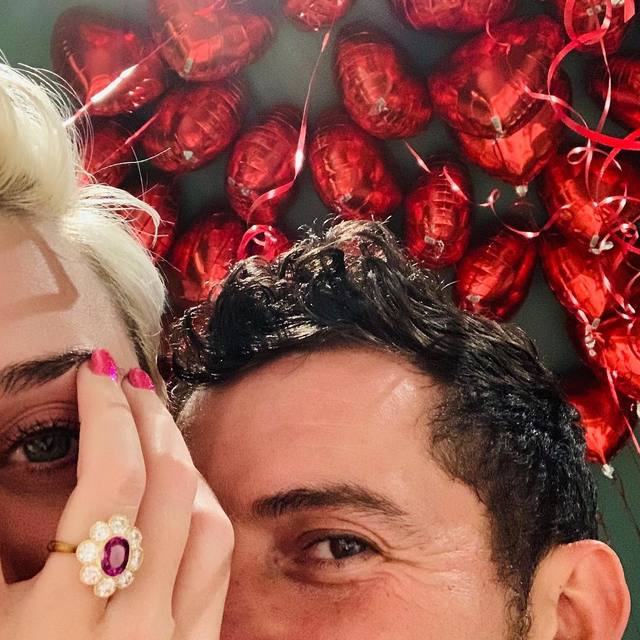 Zpěvačka Katy Perry a pirát Orlando Bloom se zasnoubili