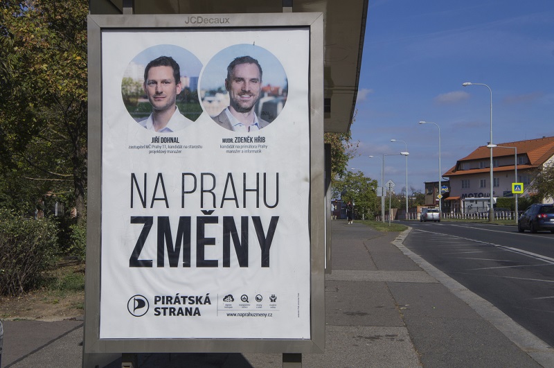 Lukáš Dohnal (na billboardu vlevo) by se měl stát novým starostou Prahy 11. Lukáš Dohnal (na billboardu vlevo) by se měl stát novým starostou Prahy 11.