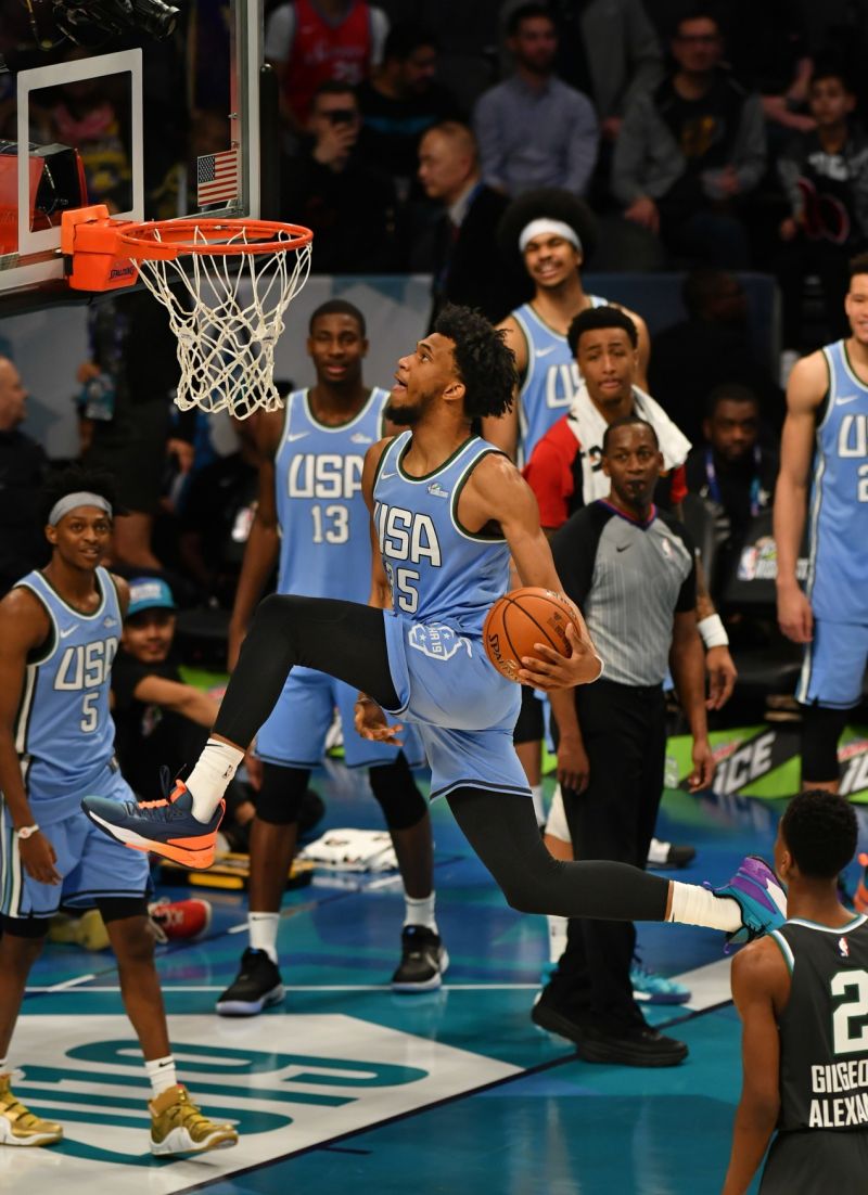 Marvin Bagley smečuje při utkání nováčků.