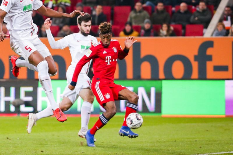 Kingsley Coman (v červeném) v souboji o míč s Janem Morávkem z Augsburgu.