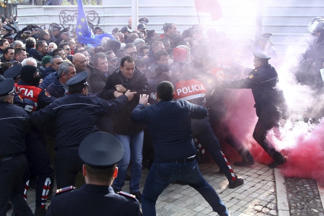 Násilné prosincové demonstrace v Tiraně.