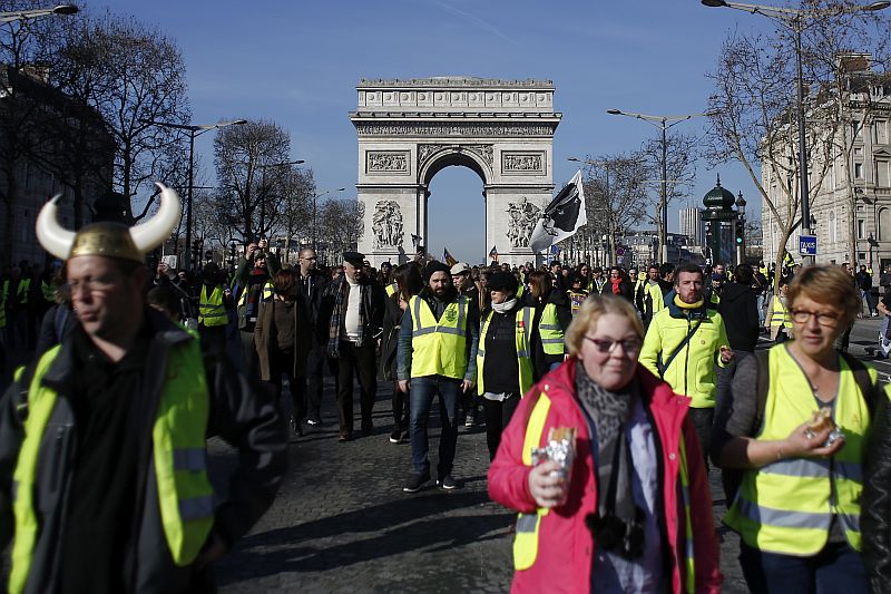 Žluté vesty na pařížském bulváru Champs-Elysées.
