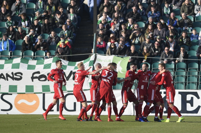 Fotbalisté Olomouce slavící branku na hřišti Bohemians.